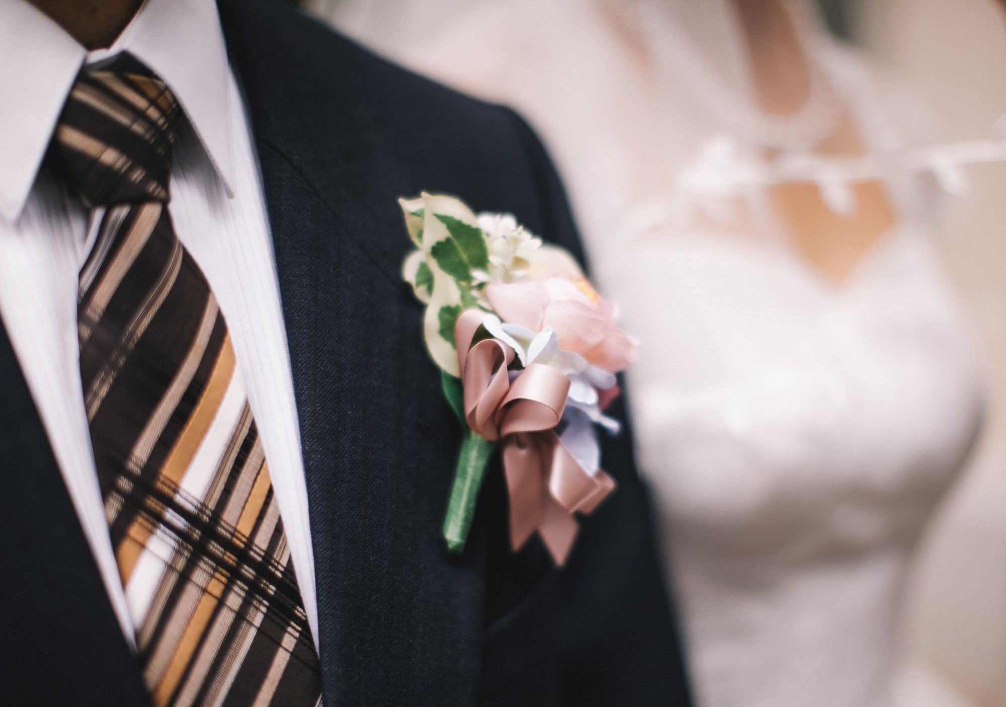 How to Choose the Perfect Wedding Suit: A Comprehensive Guide